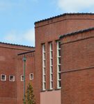 De hoge ramen van de centrale hal van de school.
              <br/>
              Richard Keijzer, 2014-05-15